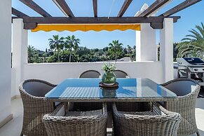 AB4 - Lovely Holiday Home Walking Distance, Beach
