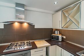 AB4 - Lovely Holiday Home Walking Distance, Beach