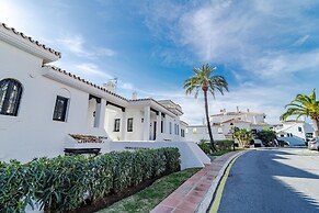 AB4 - Lovely Holiday Home Walking Distance, Beach