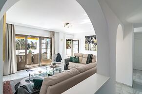 AB4 - Lovely Holiday Home Walking Distance, Beach