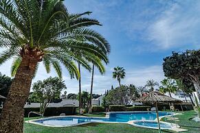 AB4 - Lovely Holiday Home Walking Distance, Beach