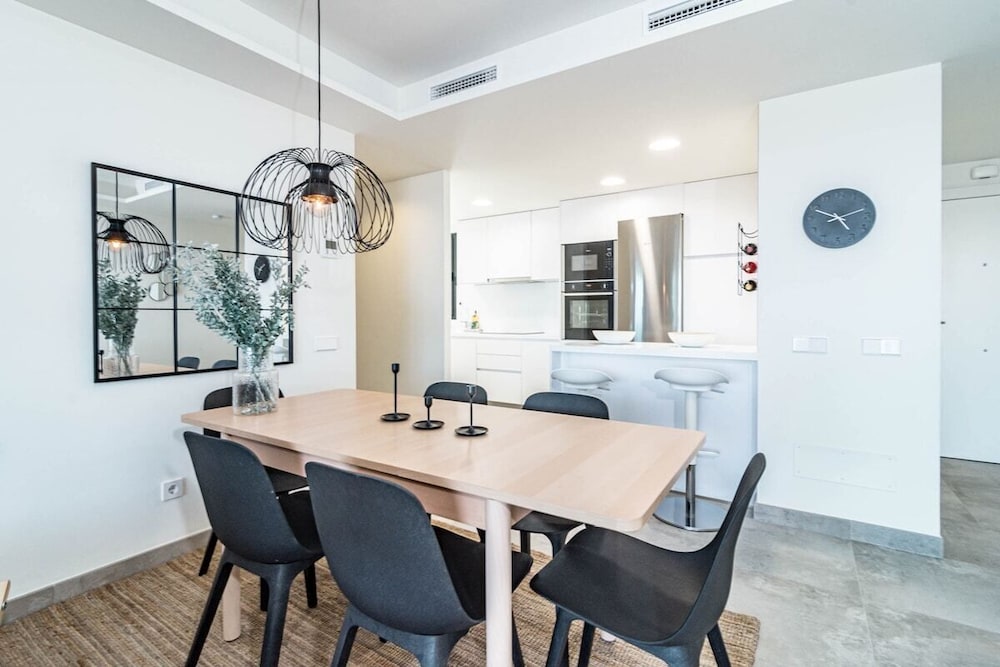 Inf26h- Comfortable and Spacious City Apartment