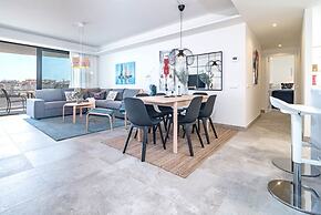Inf26h- Comfortable and Spacious City Apartment