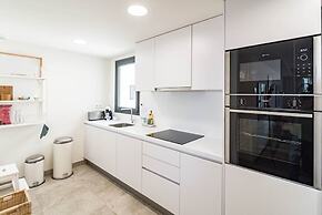 Inf26h- Comfortable and Spacious City Apartment