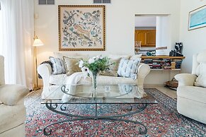 LAG - Spacious Townhouse With Private Jacuzzi