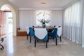 LAG - Spacious Townhouse With Private Jacuzzi