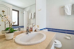 LAG - Spacious Townhouse With Private Jacuzzi