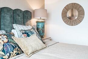 LAG - Spacious Townhouse With Private Jacuzzi