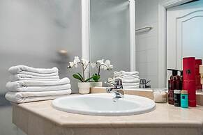 LAG - Spacious Townhouse With Private Jacuzzi