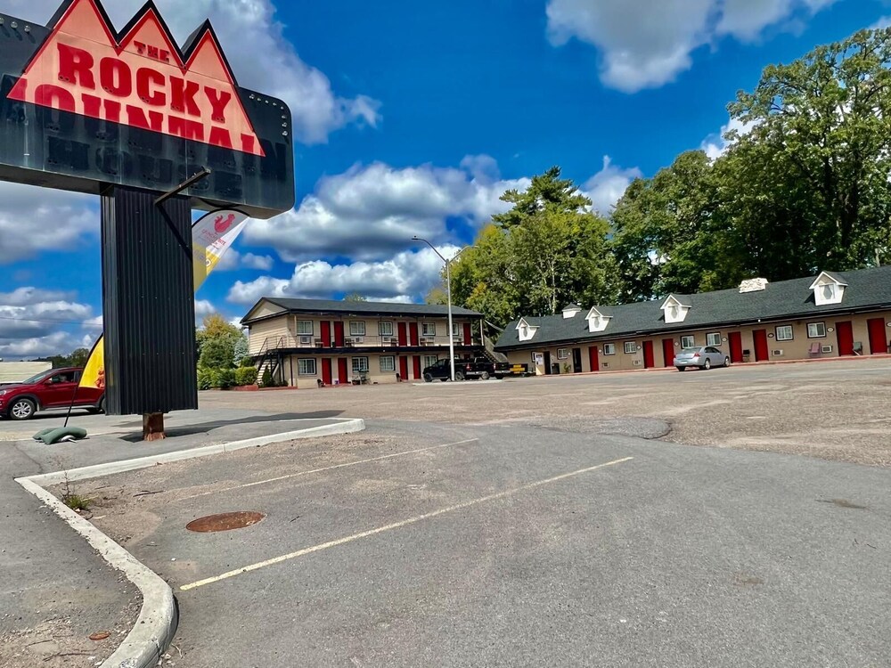 Rocky Mountain Lodge & Suites