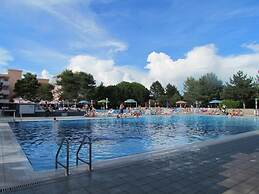 Spacious Flat With Pool Access