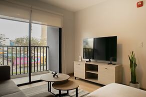 w Engaging 1BR w/ Perfect Balcony in Miraflores