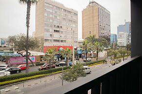 w Engaging 1BR w/ Perfect Balcony in Miraflores