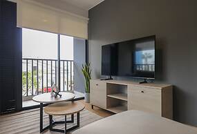 w Graceful 1BR w/ Perfect Balcony in Miraflores