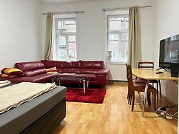 Cozy 2BR Apartment Near Danube River