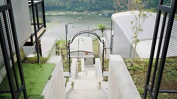 The Lakebox Menjer by Travelink