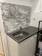 Modern 1BR City Apt for 5 Great Location