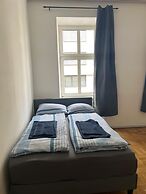 Modern 1BR City Apt for 5 Great Location