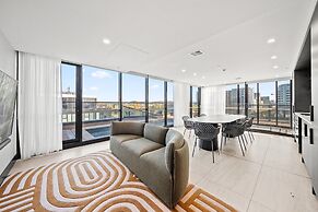 Bright Unit With Secure Parking and Garden Access