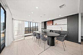 Bright Unit With Secure Parking and Garden Access