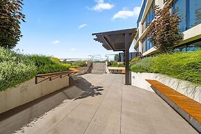 Bright Unit With Secure Parking and Garden Access