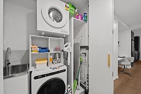 Bright Unit With Secure Parking and Garden Access