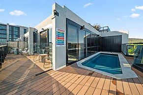 Bright Unit With Secure Parking and Garden Access
