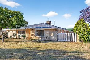 Spacious 4-bed House With Private Garage