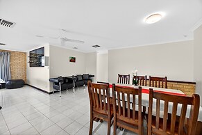 Spacious 4-bed House With Private Garage