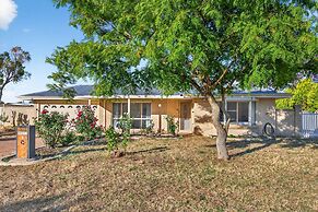 Spacious 4-bed House With Private Garage