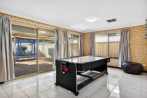Spacious 4-bed House With Private Garage