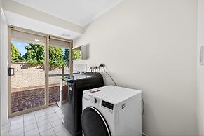 Spacious 4-bed House With Private Garage