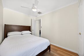 Spacious 4-bed House With Private Garage