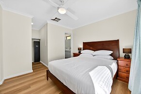 Spacious 4-bed House With Private Garage