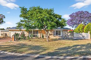Spacious 4-bed House With Private Garage