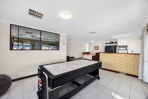 Spacious 4-bed House With Private Garage