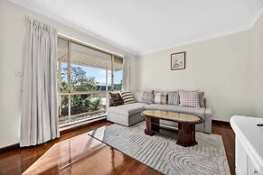 Spacious 4-bed House With Private Garage
