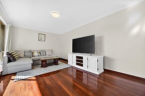 Spacious 4-bed House With Private Garage