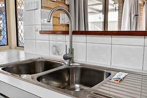 Spacious 4-bed House With Private Garage