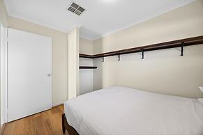 Spacious 4-bed House With Private Garage