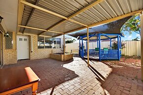 Spacious 4-bed House With Private Garage