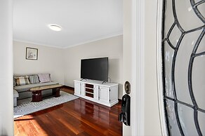 Spacious 4-bed House With Private Garage