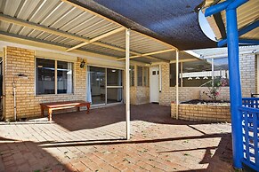 Spacious 4-bed House With Private Garage