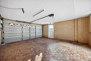 Spacious 4-bed House With Private Garage