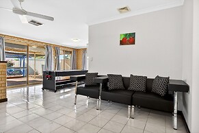 Spacious 4-bed House With Private Garage