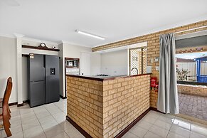 Spacious 4-bed House With Private Garage