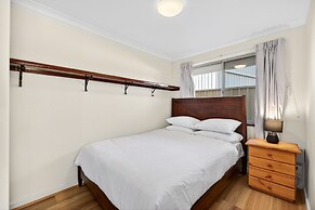 Spacious 4-bed House With Private Garage