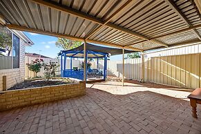 Spacious 4-bed House With Private Garage