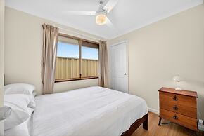 Spacious 4-bed House With Private Garage