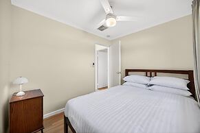 Spacious 4-bed House With Private Garage
